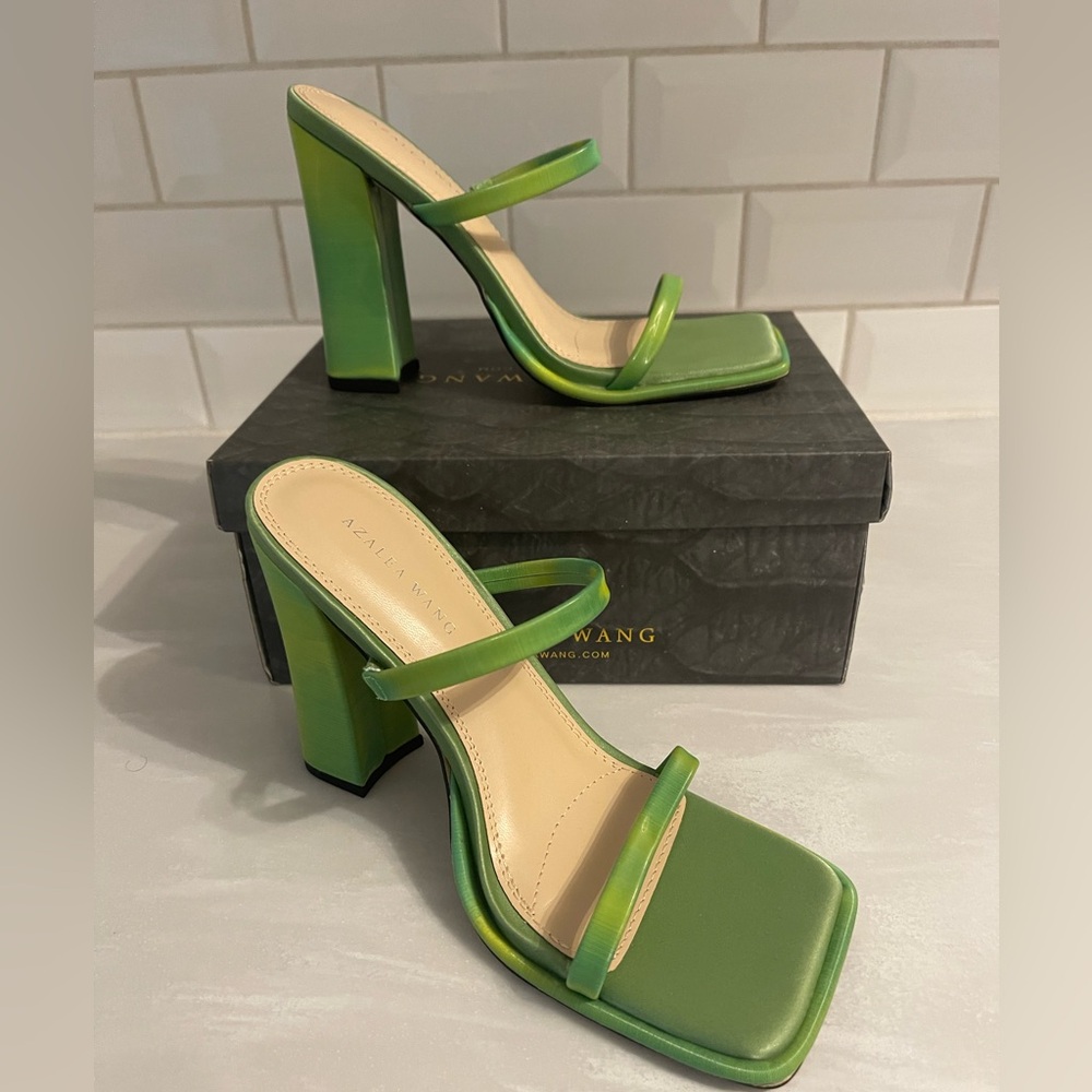 **NEW**Azalea Wang Green Sandals - Size 8